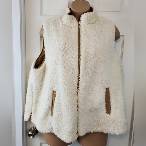 Reversible Sherpa Vest - Picture 2 of 12